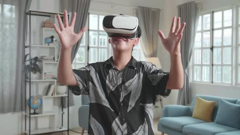 adolescente experimentando la realidad virtual