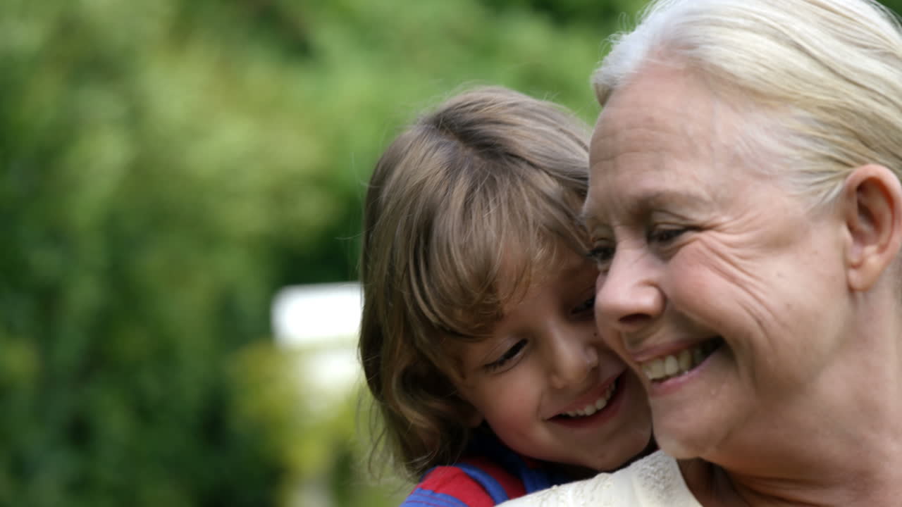 Nonna e bambino che sorridono