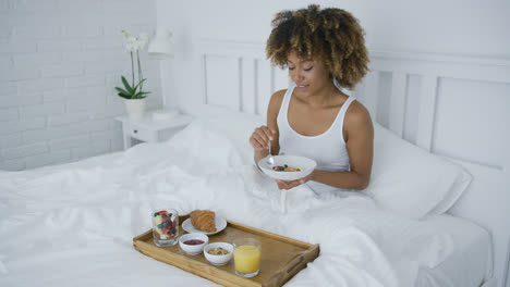 Zufriedene-Frau-Beim-Frühstück-Im-Bett