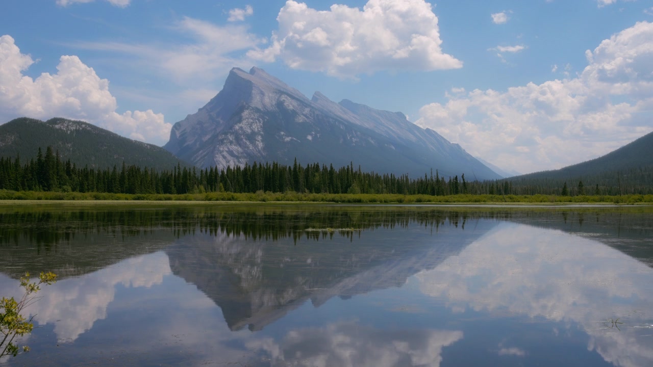 Monte Rundle che si riflette nei laghi Vermilion, Banff, Canada