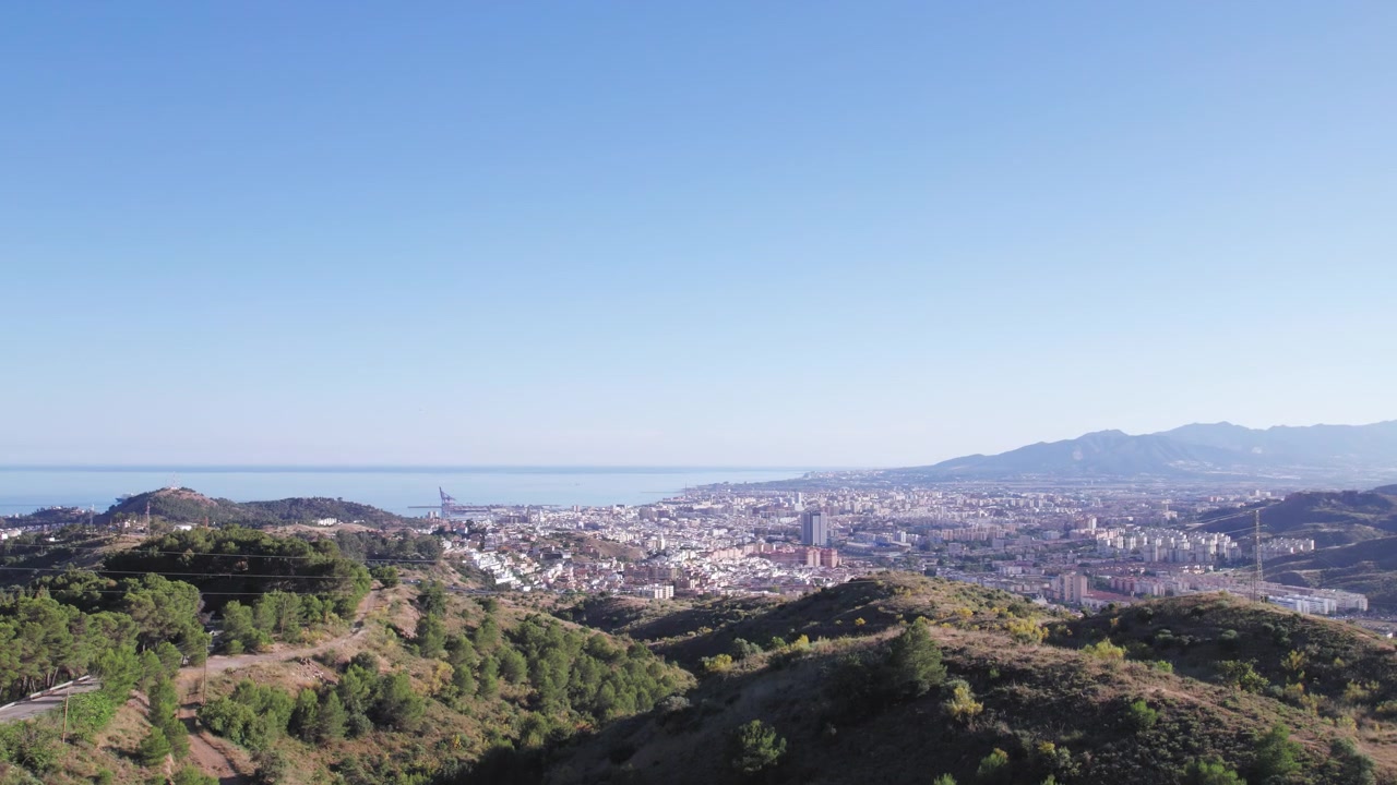 Veduta aerea di Malaga e delle colline circostanti, Spagna.