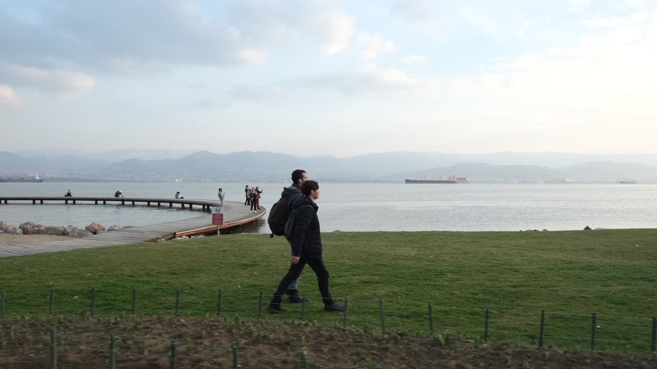 친구 들 이 공원 에서 산책 한다