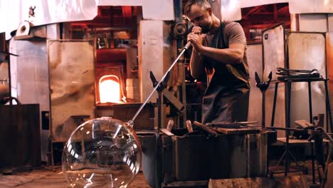 Glassblower-free-blowing-glass