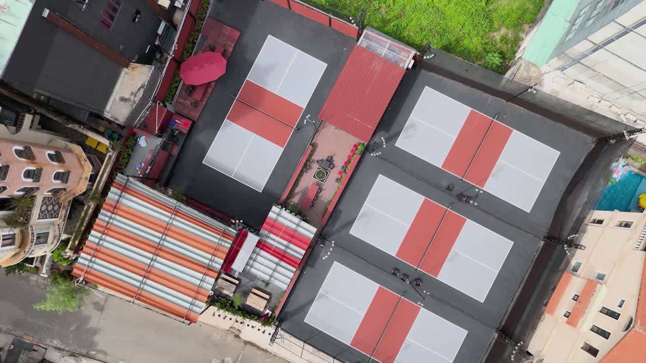 pickleball canchas vista aérea en un día soleado. pickleball en un deporte popular y actividad social. vista de arriba hacia abajo mientras la cámara gira en el sentido de las agujas del reloj