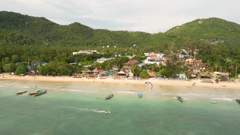 kitesurfistas en la playa de sairee, tailandia
