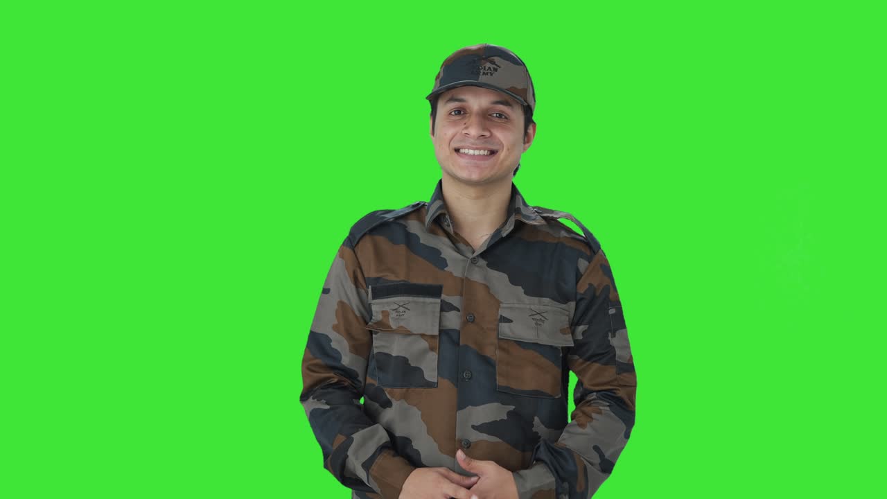 feliz hombre del ejército indio sonriendo pantalla verde