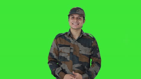 Glücklicher-Indischer-Armeemann,-Der-Auf-Grünem-Bildschirm-Lächelt