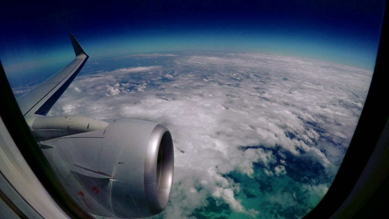 vista desde la ventana de un avión durante un vuelo sobre nubes hinchadas.