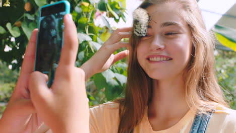 Telefon,-Fotografie-Oder-Mädchen-Mit-Einem-Schmetterling