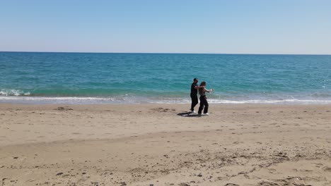 Schönes-Paar,-Das-Spaß-Am-Strand-Hat