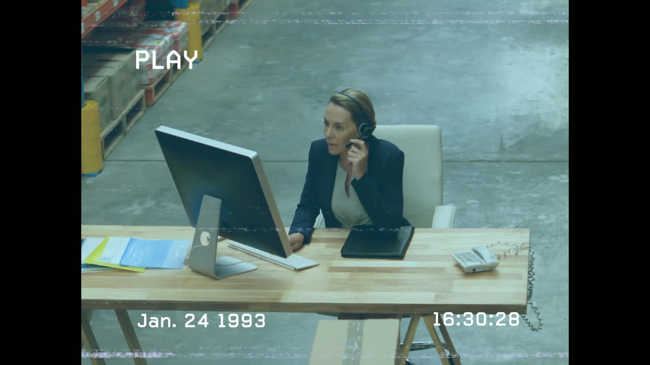 animación de procesamiento de datos financieros sobre caucásico de trabajador de almacén