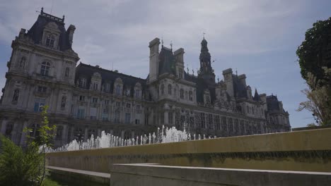 Außenansicht-Des-Hotel-De-Ville-In-Paris,-Frankreich,-Mit-Springbrunnen-Im-Vordergrund-In-Zeitlupe-1