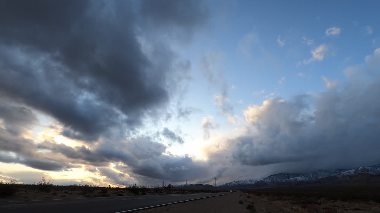 가시성, 시간 경과에 영향을 미치는 사막의 바쁜 고속도로 위에 두꺼운 폭풍우 구름