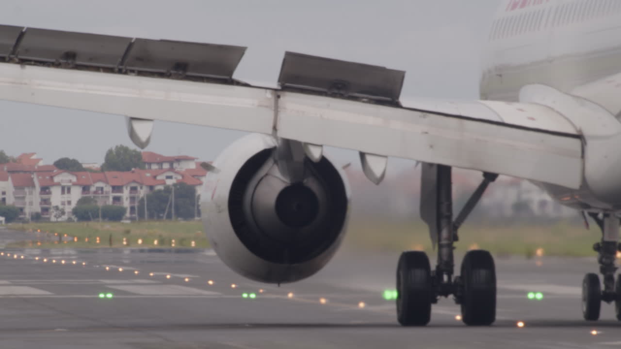 활주로에 착륙하는 비행기