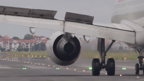 aterrizaje de un avión en la pista