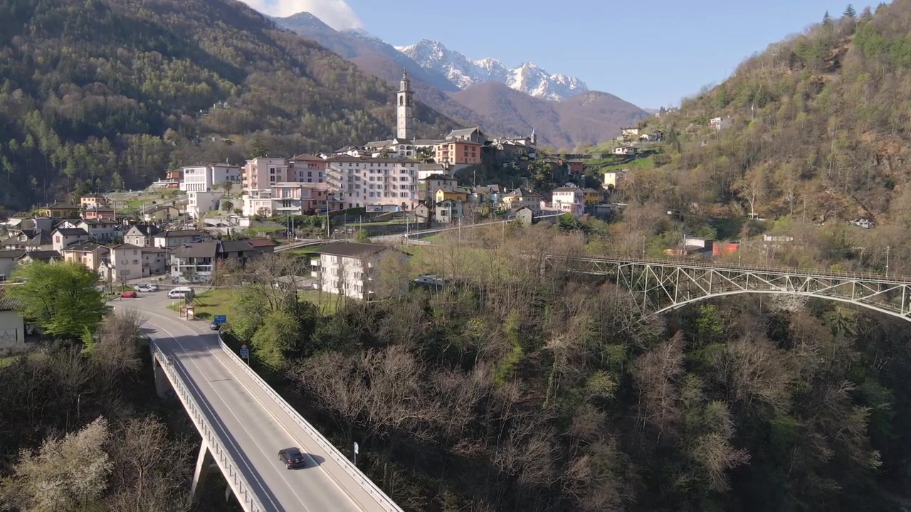 İsviçre'nin Ticino bölgesindeki Intragna köyünde köprü ve demiryolunun kuşbakışı görünümü.