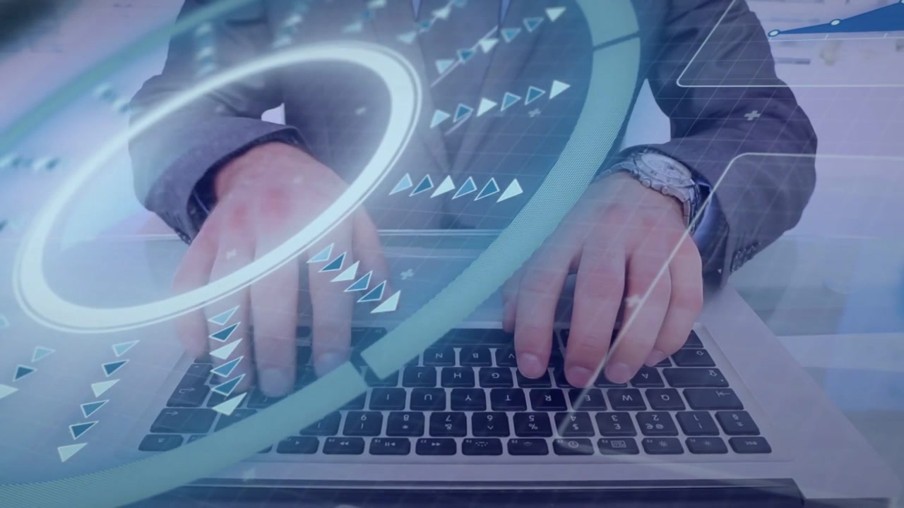 Uomo che posiziona le mani sulla tastiera, digitando mentre una sovrapposizione HUD scorre sull'inquadratura per l'inserimento dati