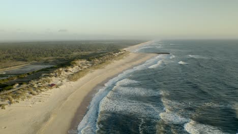 Plätscherndes-Meer-In-Der-Nähe-Von-Sandstrand