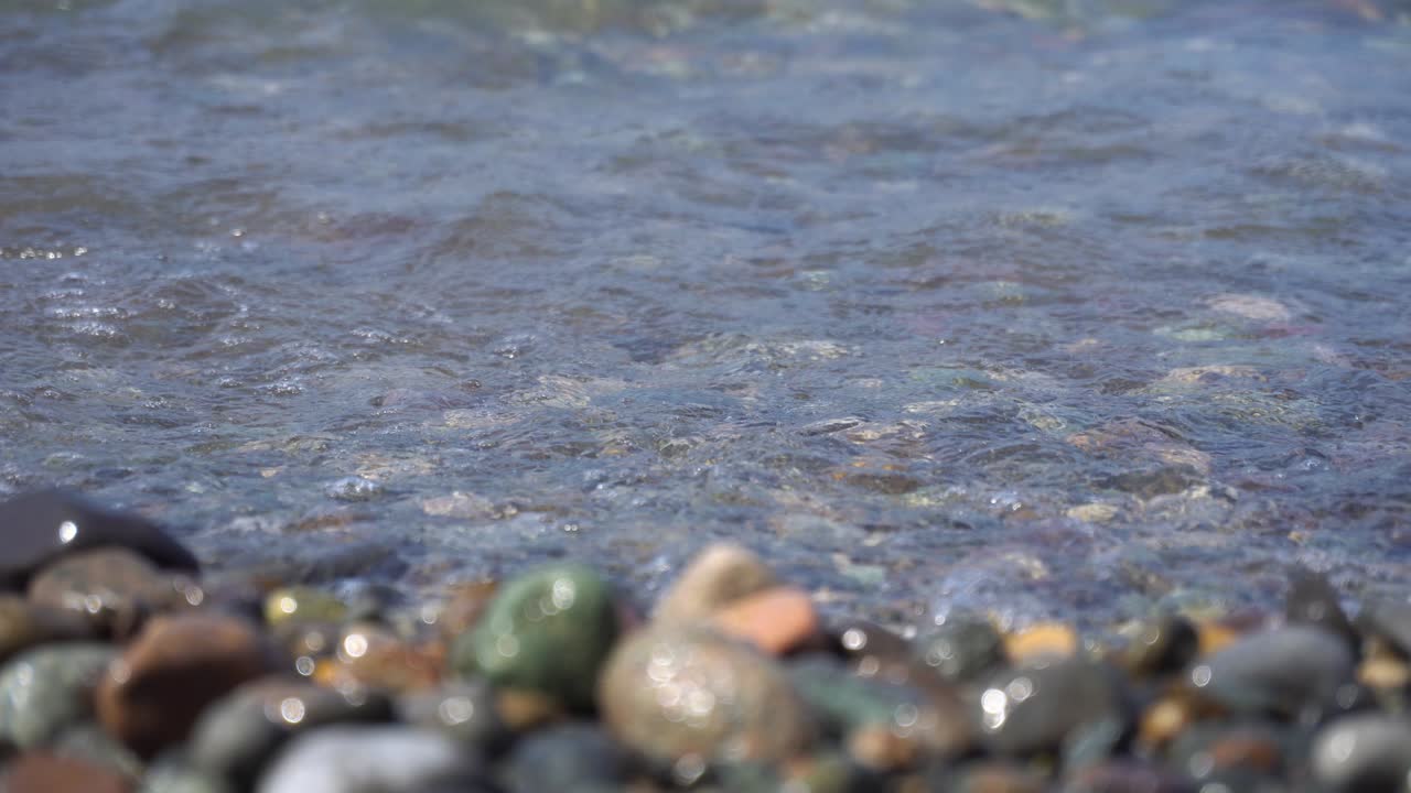 해변 에 있는 바다 돌 과 바다 파도