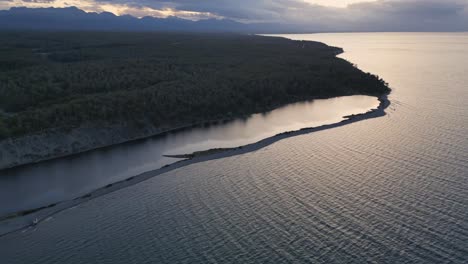 Ufer-Des-Fagnano-Cami-Sees-Im-Patagonischen-Tiefwald-An-Der-Grenze-Zu-Chile-Und-Argentinien.-Luftdrohne-über-Dem-Skyline-Horizont-Tagsüber