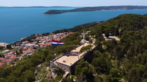 4k corto de seguimiento disparado sobre la colina de marjan en split, croacia