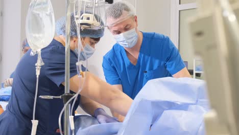 procedimiento médico en la sala de operaciones