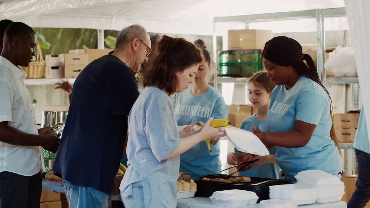 diversos voluntarios ayudando a los necesitados