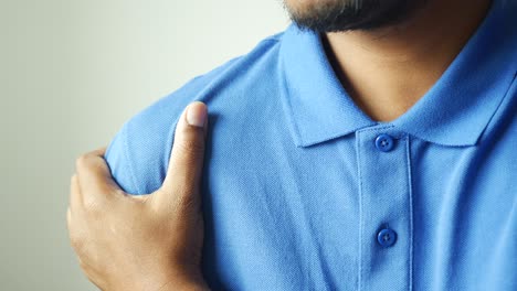 hombre que sufre de dolor de cuello o hombro en casa.
