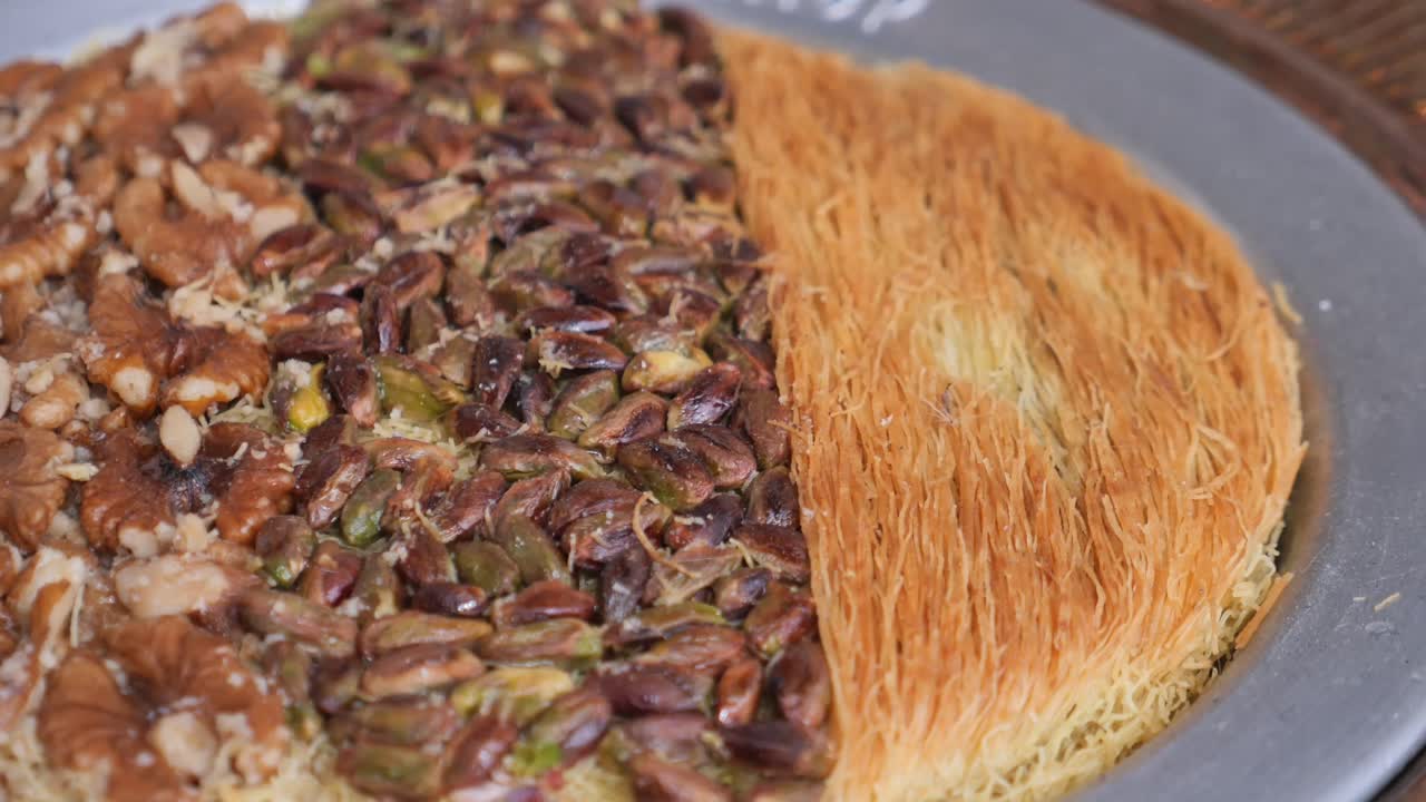 Kanafeh med valnødder og pistacienødder