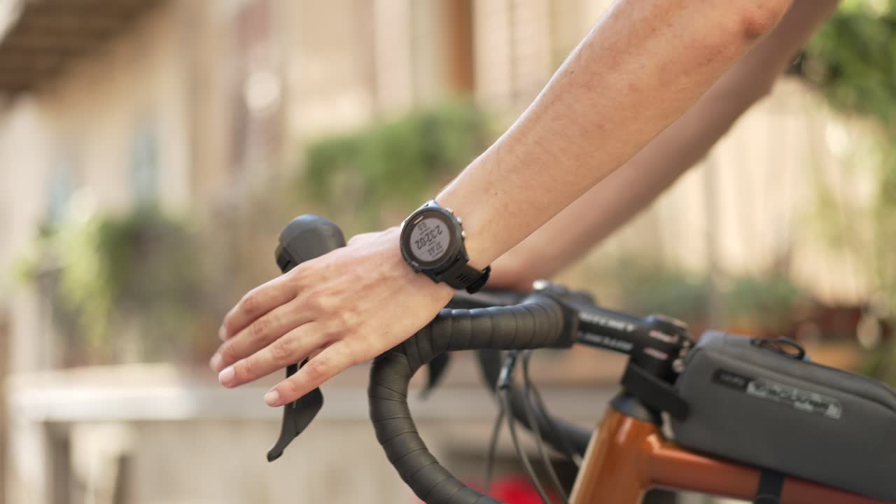 hombre agarrando su bicicleta y comenzando su recorrido en las montañas