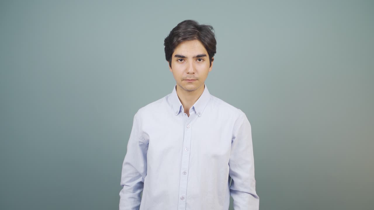 둔한 표정으로 카메라를 바라보는 남자.