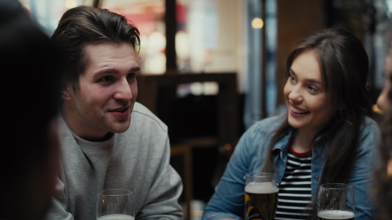 en medio de un video de un grupo de amigos pasando tiempo en el pub.
