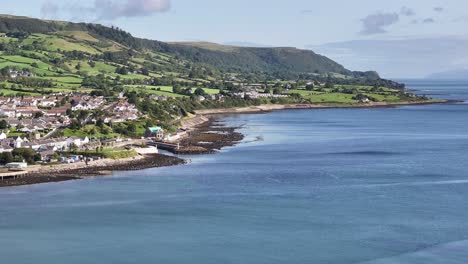 carnlough en el camino de la costa de antrim en irlanda del norte