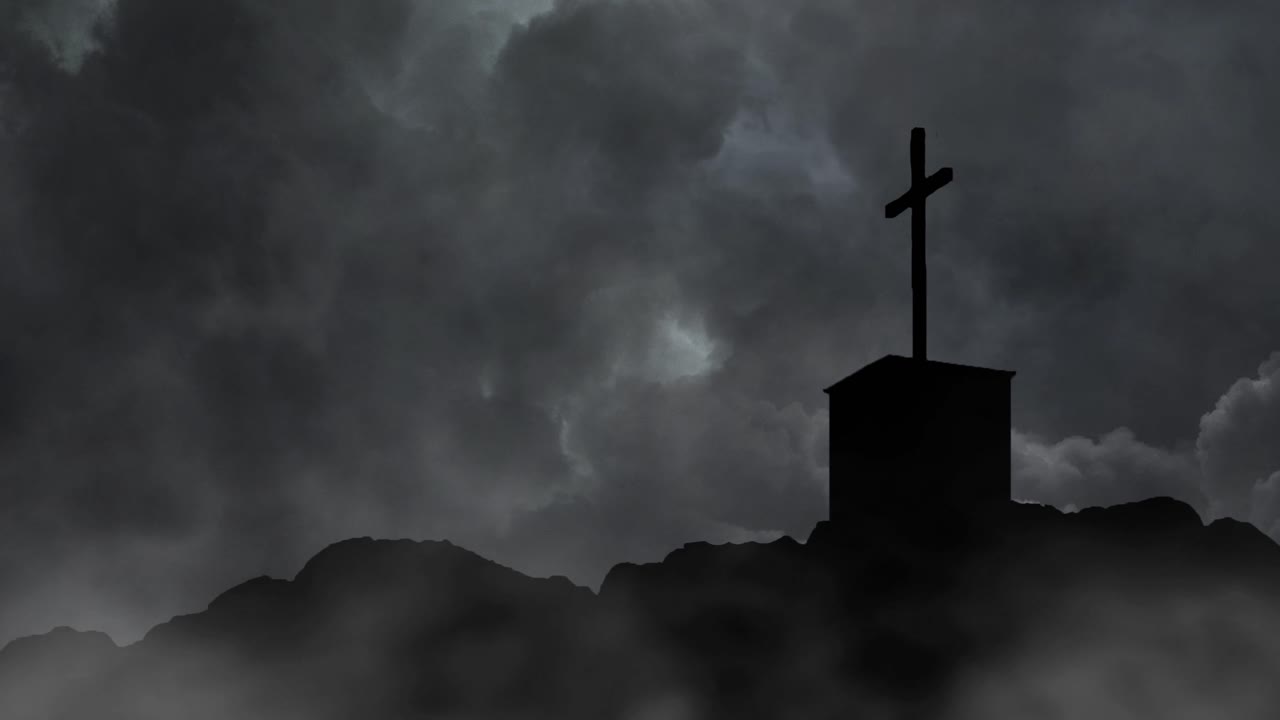 바위 언덕 실루엣 위에 크로스 타워