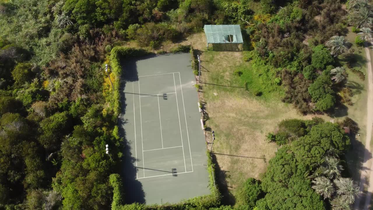 cancha de tenis en medio de la naturaleza en la pedrera, uruguay