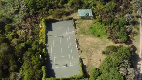 Cancha-De-Tenis-En-Medio-De-La-Naturaleza-En-La-Pedrera,-Uruguay