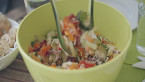 primer plano en cámara lenta de un plato lleno de ensalada griega