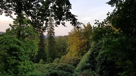 Panorámica-Y-Enfoque-En-La-Montaña-Y-El-Cielo-Durante-La-Puesta-De-Sol-En-Alemania