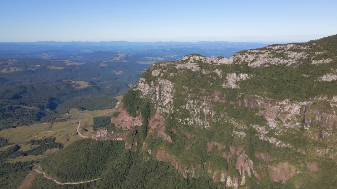 antena hacia atrás desde la formación rocosa, turistas en el mirador