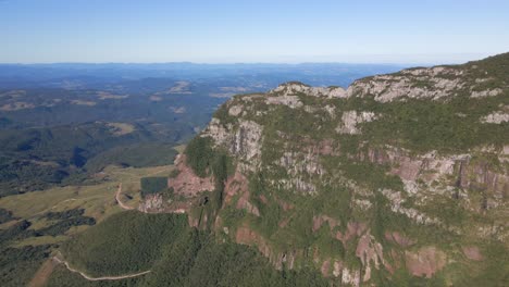 Aerial-backwards-from-rock-formation,-tourists-at-viewpoint