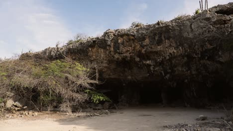 Höhlen-Mit-Alten-Inschriften-Von-Indianern,-Die-Auf-Bonaire-Lebten