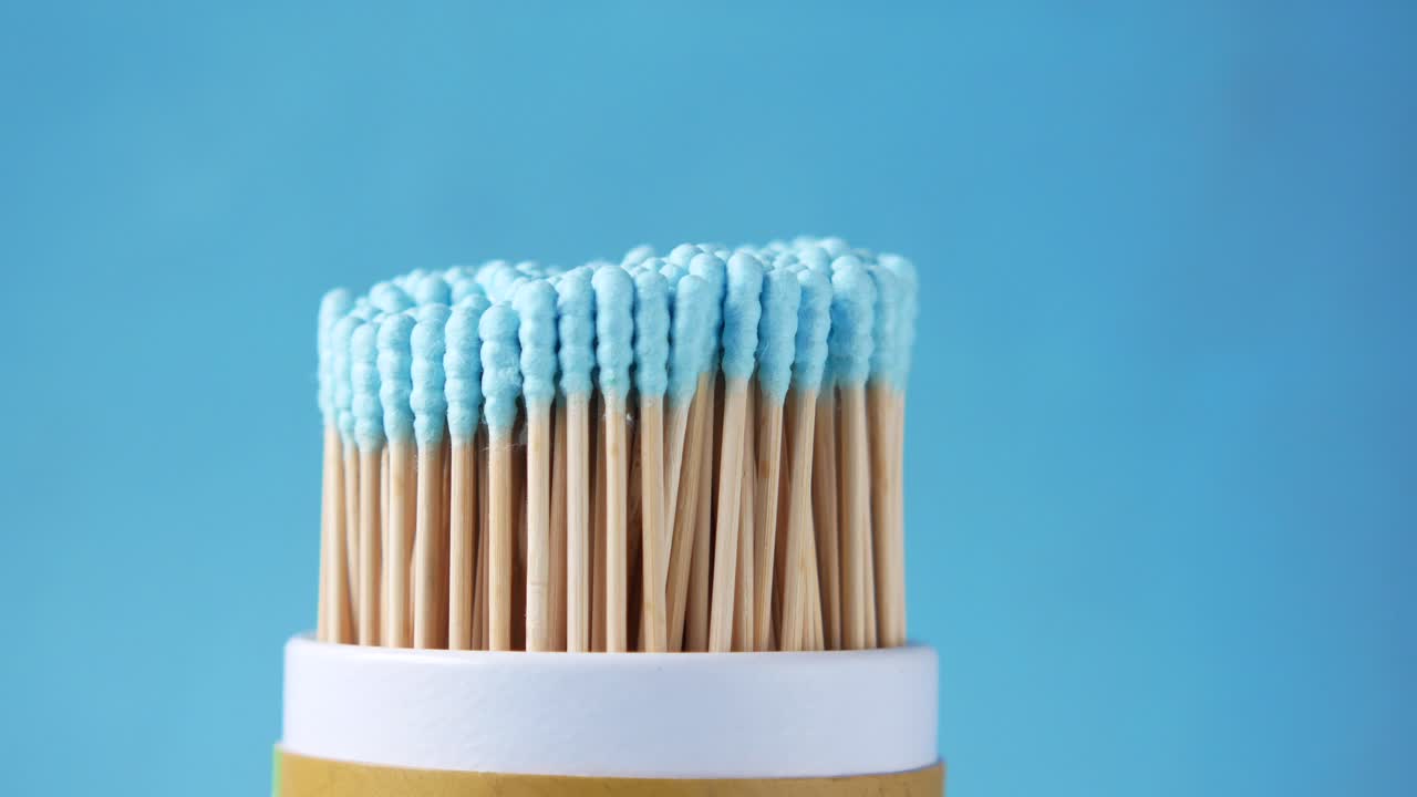 Primo piano di un contenitore di cotton fioc azzurri