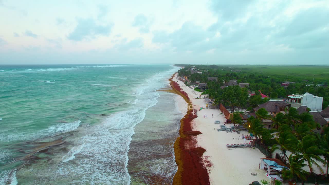 playa nublada y ventosa y larga costa caribeña cerca de tulum méxico