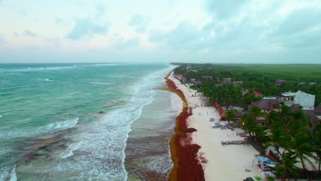 Bewölkter-Und-Windiger-Strand-Und-Lange-Karibische-Küste-In-Der-Nähe-Von-Tulum-Mexiko