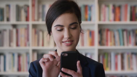 Retrato-Hermosa-Joven-Mujer-De-Negocios-Usando-Mensajes-De-Texto-De-Teléfonos-Inteligentes-Navegando-En-Línea-Leyendo-Mensajes-En-Un-Teléfono-Móvil-Disfrutando-De-La-Comunicación-Digital-En-Cámara-Lenta