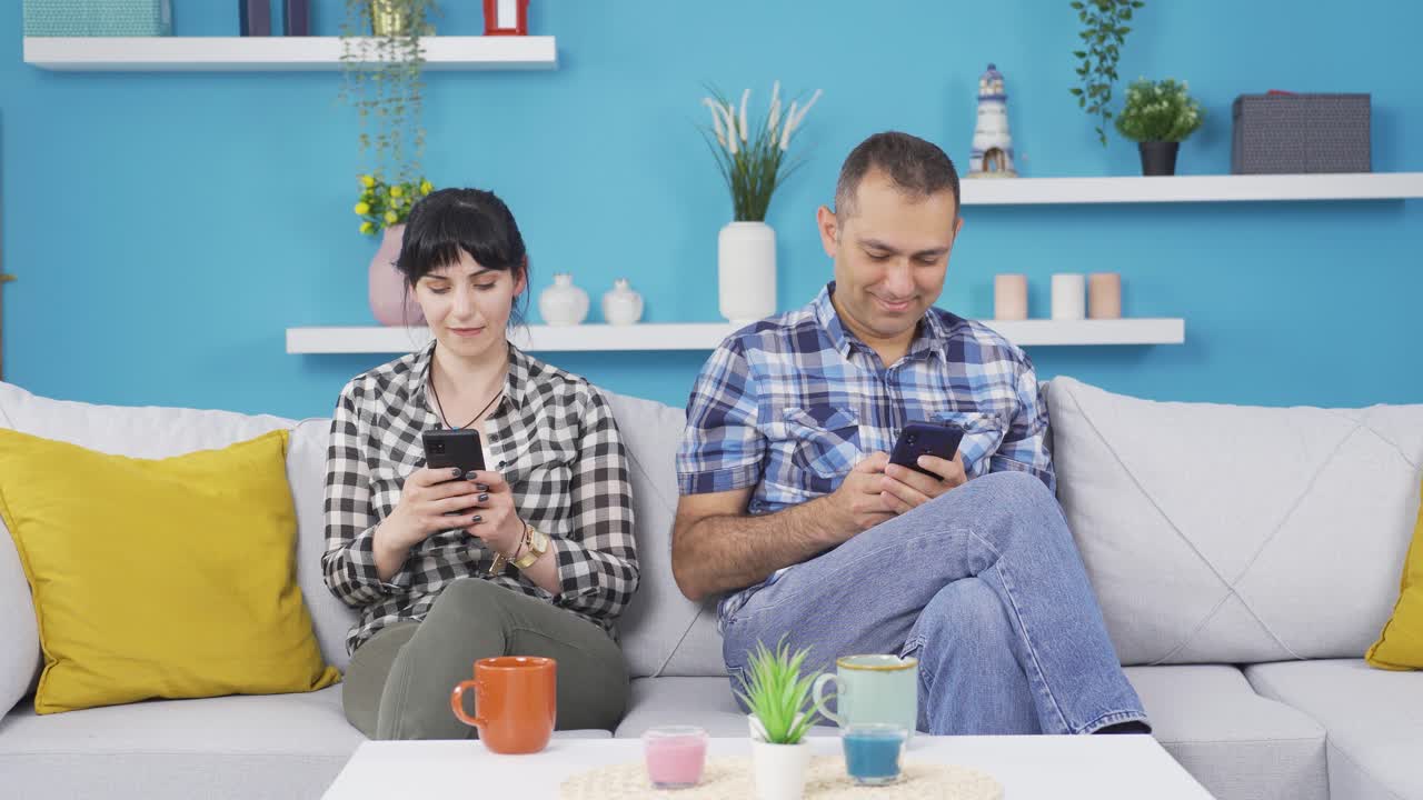 una pareja adicta al teléfono.