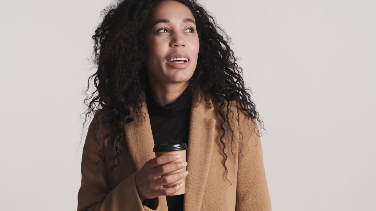 una mujer de negocios en una pausa para el café.