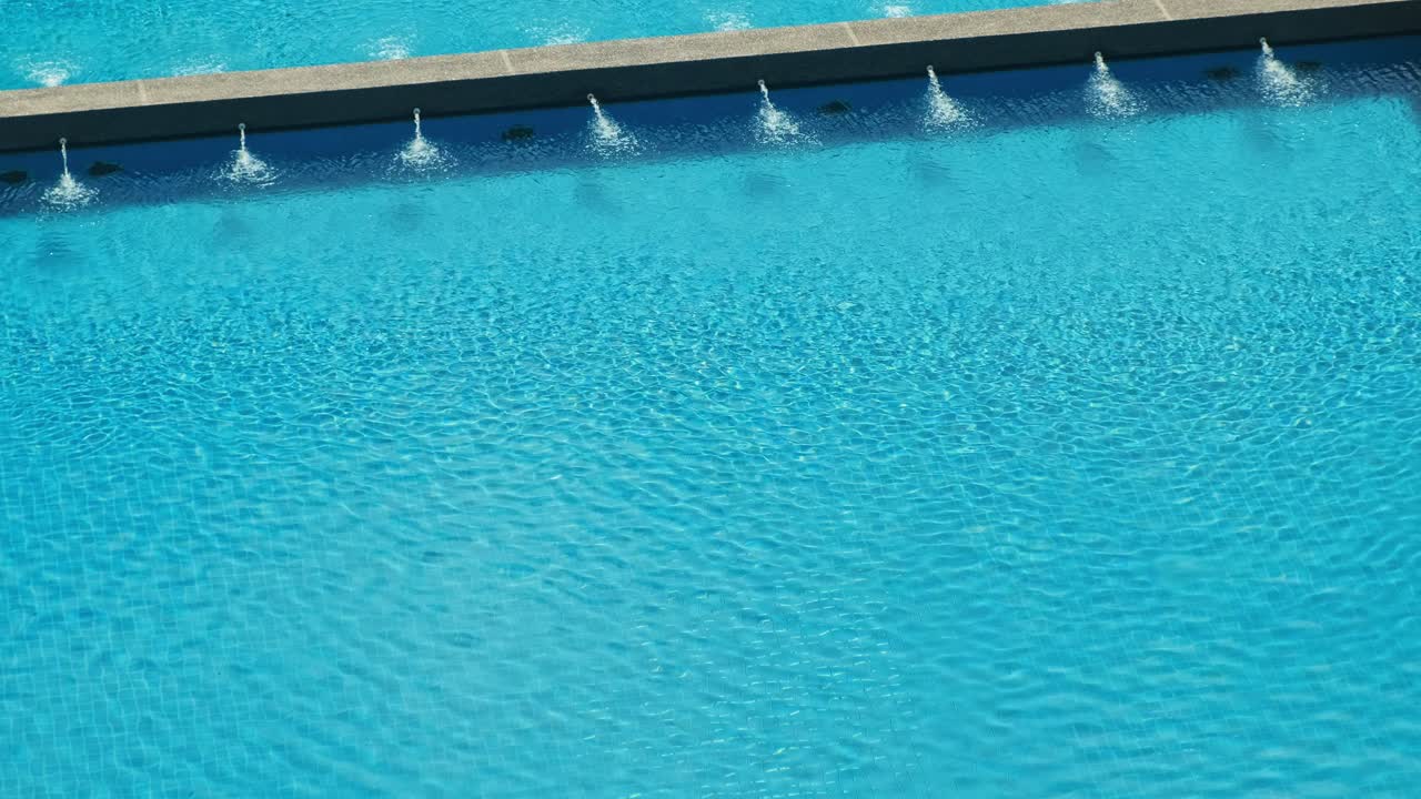 Nærbillede af rent klorfiltreringssystem til swimmingpool