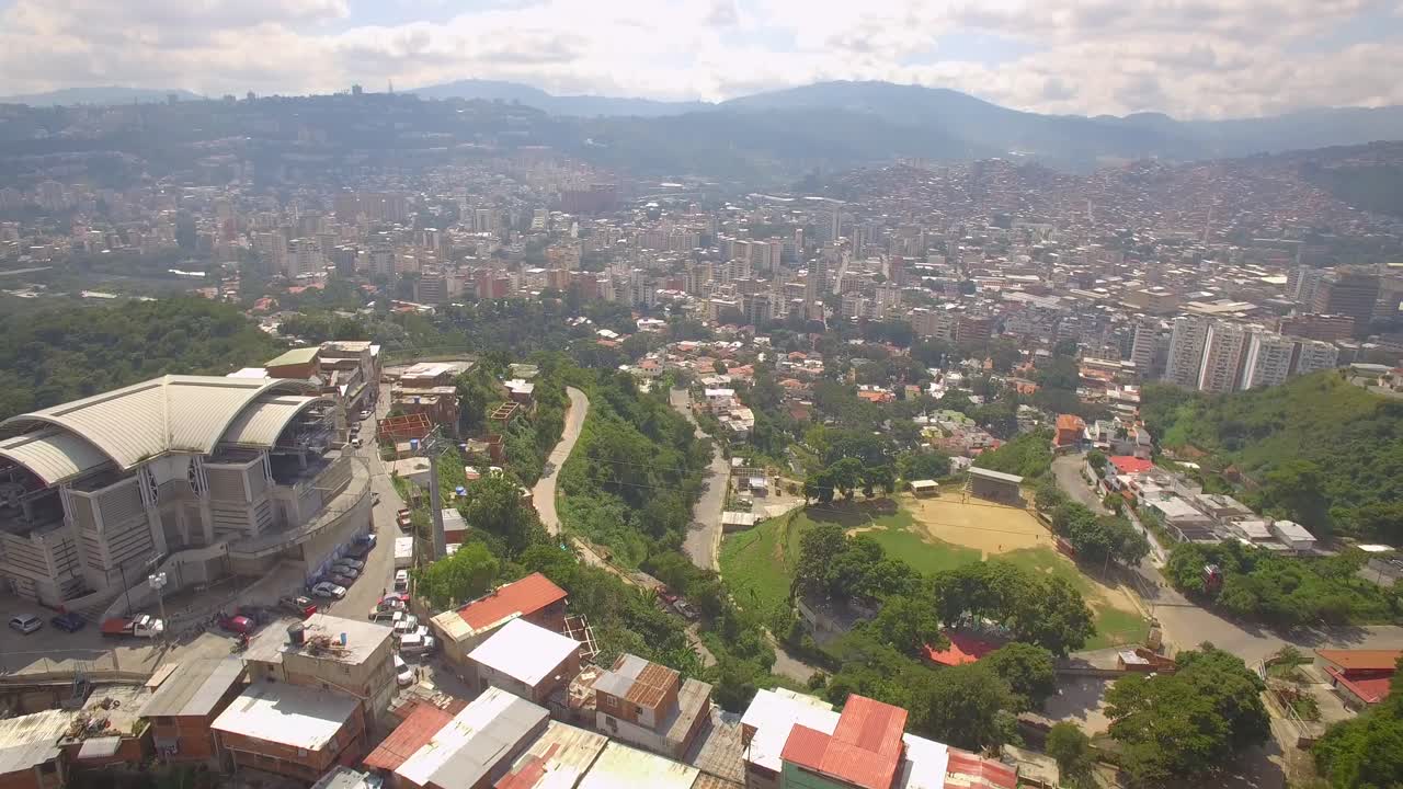 toma aerea del teleferico en san agustin, caracas, venezuela