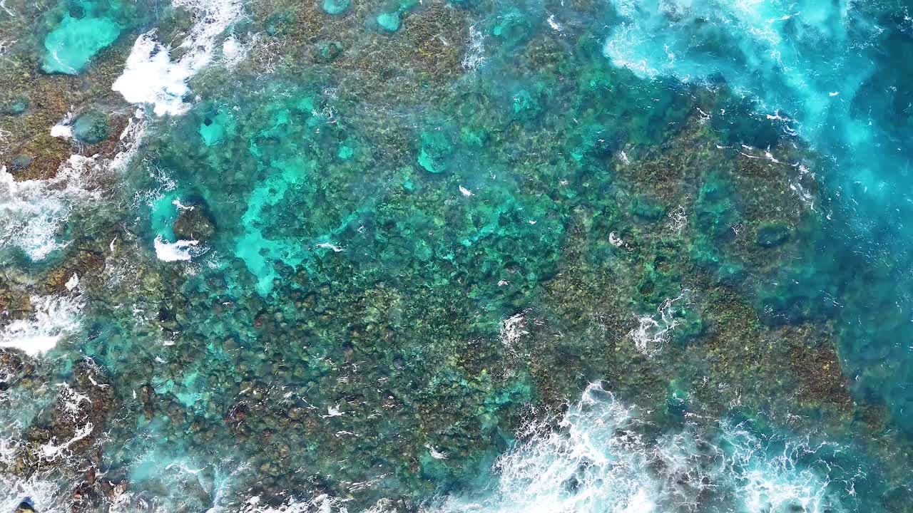 vista aérea de las olas del océano golpeando las rocas